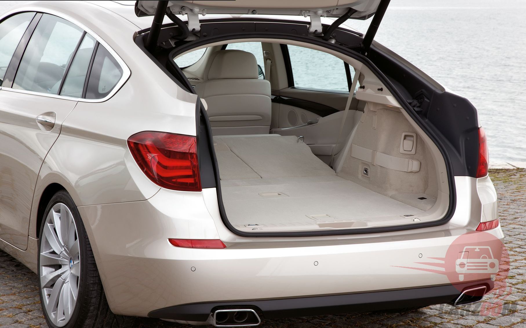BMW-5-Series-Interiors-Bootspace