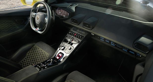 Lamborghini Huracan RWD Spyder interior 1