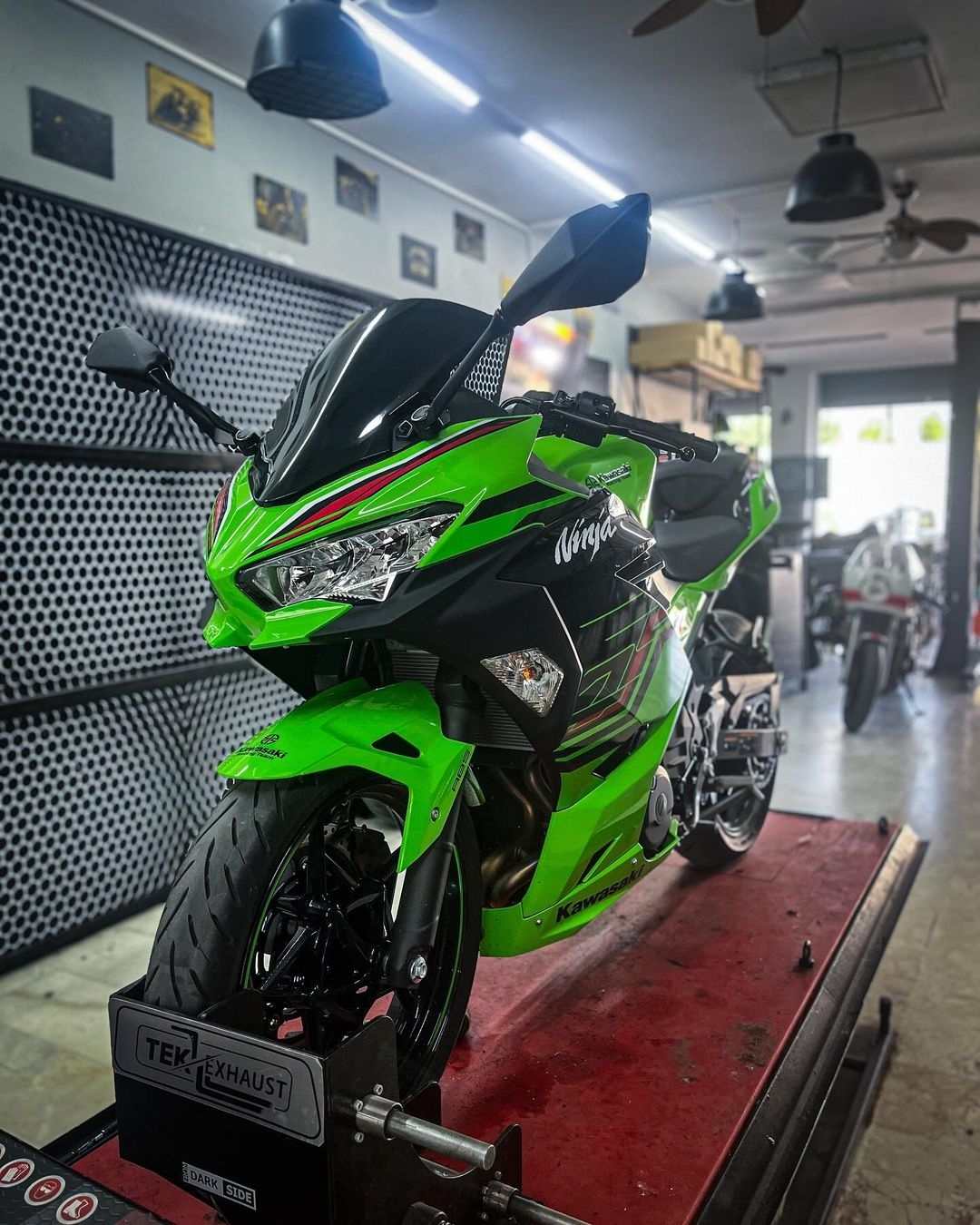 Kawasaki-Ninja-ZX-4R