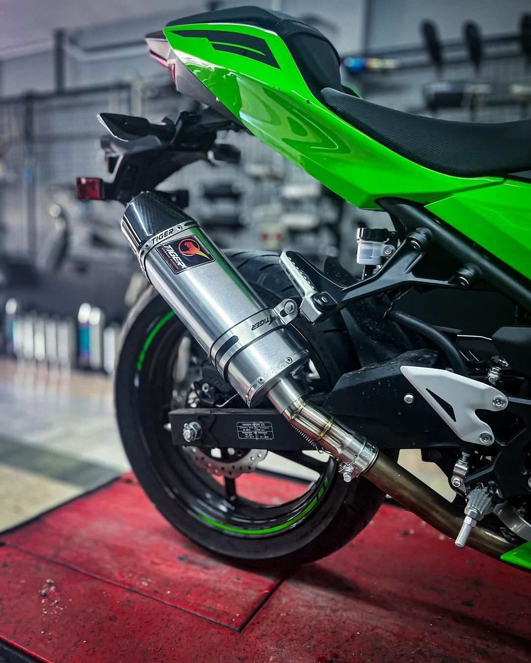 Kawasaki-Ninja-ZX-4R