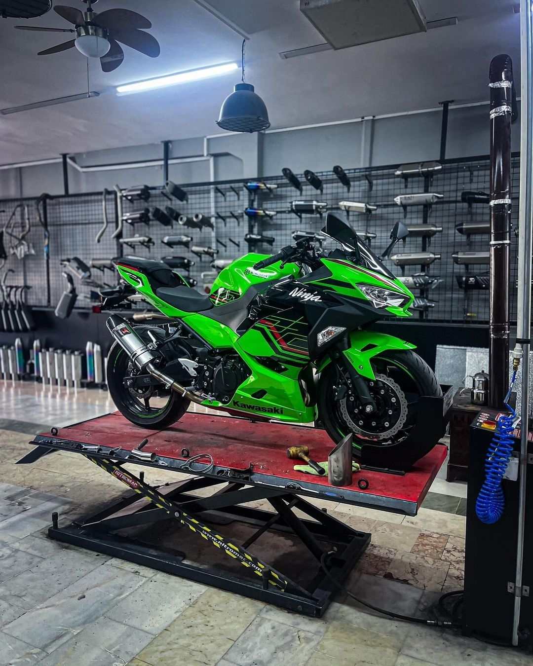 Kawasaki-Ninja-ZX-4R